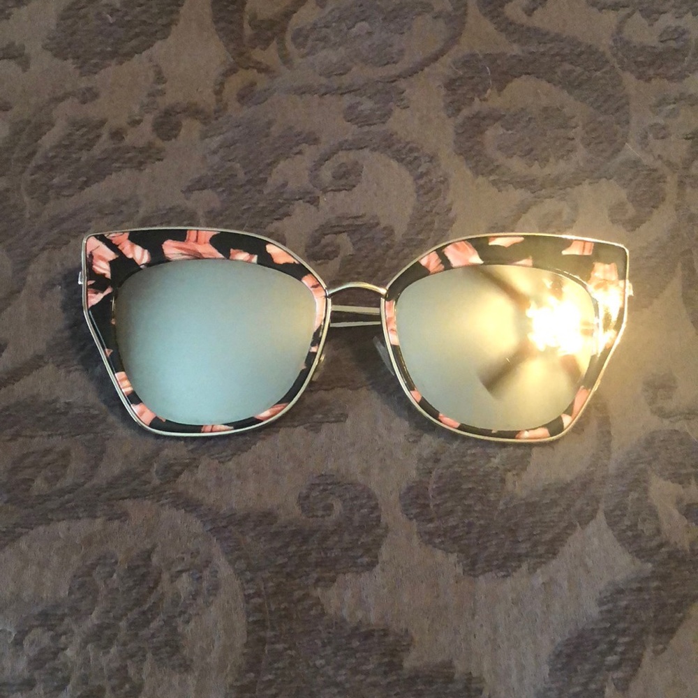 Retro sunnies with metal frames